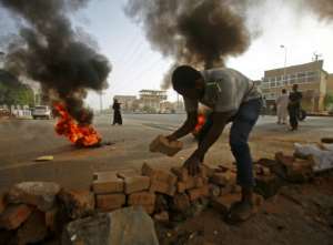 Sudanese protesters set up roadblocks in Khartoum to try and prevent authorities' attempts to break up the sit-in demanding civilian rule. By ASHRAF SHAZLY (AFP/File)