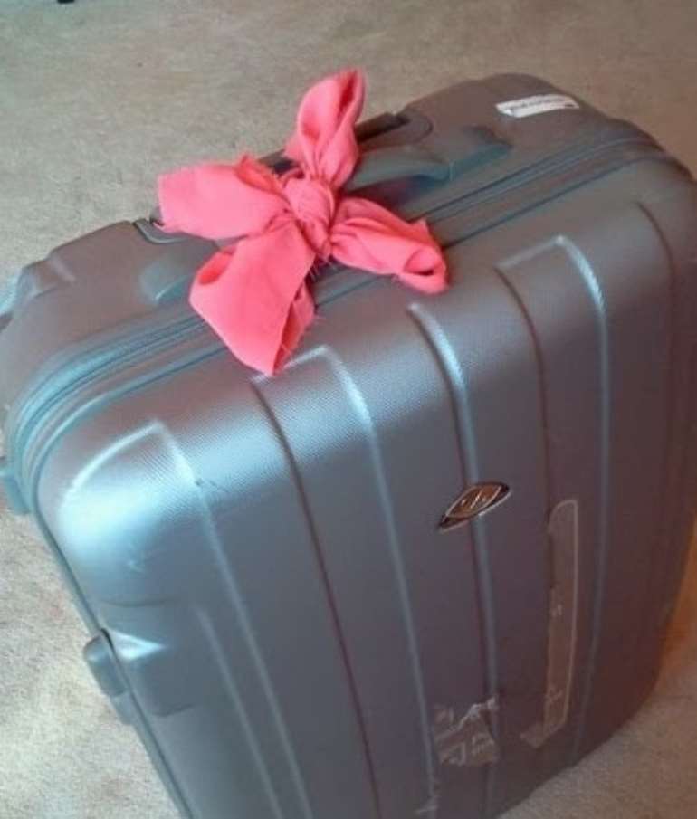 6 Smart Ways To Make Your Luggage Stand Out In The Crowd
