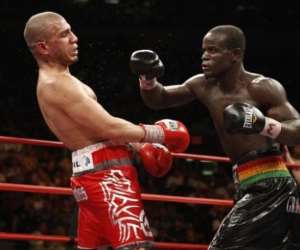 Cotto backs away from a Clottey right hook – Credits Ring Magazine