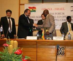 052:   Ghana s Foreign Minister Alhaji Muhammad Mumuni, (right), exchanging the joint Declaration with Mr Avigdor Liberman, Deputy Prime Minister/Foreign Minister of Israel.
