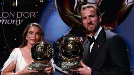 Alexia Putellas and Harry Kane pose with their Ballon dOr awards in London. -  FRANCK FIFE, AFP