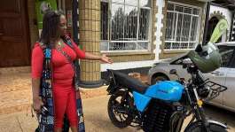 Celeste Tchetgen Vogel, co-founder & CEO of eWaka, a company focused on electric vehicles and e-mobility in Nairobi, shows RFI their latest e-bike, on 7 May 2023. -  RFI/Melissa Chemam