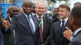Gabons President Brice Oligui Nguema (2nd L) alongside Paulo Castellari (C), head of French metallurgical group Eramet, and Frances Emmanuel Macron in Libreville, 24 November, 2025. - AFP - LUDOVIC MARIN
