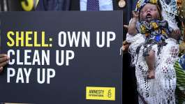 Activists protesting the impact of environmental devastation caused by Shell in Nigeria, outside The Royal Courts of Justice, ahead of the Ogale and Bille communities versus Shell court case in London, on 13 February, 2025. - AP - Kirsty Wigglesworth