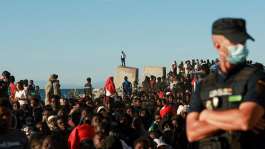 Migrants wait in line to receive food from the Red Cross, following mass crossings from Morocco into the Spanish territory of Ceuta, 3 August 2026. -  Violeta Santos Moura / Reuters