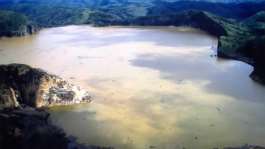 Aerial view of the crater Nyos lake in Cameroon. - Wikipedia/Domaine public