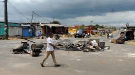 Barricades on a street following an election protest in Libreville, Gabon, on 1 September 2016. -  Joel Bouopda / AP