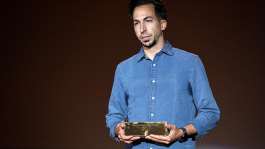 AFP Spanish photographer Luis Tato poses with his trophy after receiving the Visa dOr News prize during the 38th edition of the Visa pour limage press photography festival in Perpignan, southern France, on 5 September, 2026. -  Valentine Chapuis / AFP