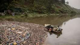 Some fishermen around Kinshasa are now earning more from collecting plastic waste than catching fish, as declining catches put growing pressure on livelihoods along the Congo River. - AFP - GUERCHOM NDEBO