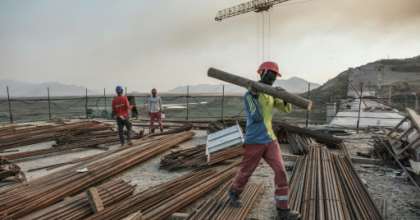 A worker walks with a piece of wood on his shoulder at the Grand Renaissance Dam, near Guba in Ethiopia. By EDUARDO SOTERAS (AFP/File)