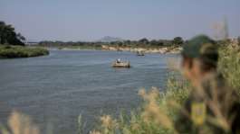 Hundreds of people cross into South Africa through the Limpopo River.  By EMMANUEL CROSET (AFP)
