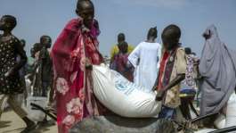 Maize being collected at the Bentiu displaced persons camp in South Sudan.  By Rian COPE (AFP)
