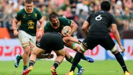 South Africa lock Eben Etzebeth (C) carries the ball against New Zealand in Baltimore.  By Caean Couto (GETTY IMAGES NORTH AMERICA/AFP)