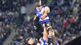 Stormers South African lock Connor Evans gets hold of the ball against New Zealand flanker Simon Parker.  By Rodger Bosch (AFP)
